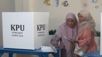 Mak Omih (68) menyalurkan hak suara politiknya pada Pilkada 2024 di TPS 15 Desa Pasirsari, Kecamatan Cikarang Selatan, Kabupaten Bekasi, Rabu 27 November 2024.