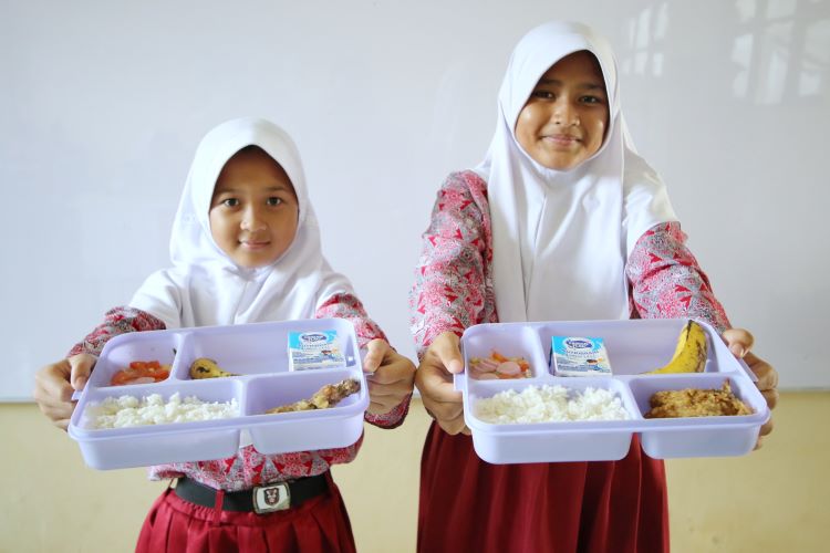 Frisian Flag Indonesia (FFI) menegaskan dukungannya terhadap program pemerintah “Makan Bergizi Gratis (MBG)” guna meningkatkan status kesehatan anak Indonesia. Sejak Oktober lalu, FFI telah menjalankan proyek uji coba berupa penyiapan makanan bergizi gratis bagi lebih dari 2.000 siswa di 10 sekolah di area Cikarang, Kabupaten Bekasi, Jawa Barat. Dalam pelaksanaannya, FFI menggandeng Indonesia Food Security Review (IFSR), Pusat Kajian Gizi dan Kesehatan Fakultas Kesehatan Masyarakat Universitas Indonesia (PKGK FKM UI), serta mitra terkait lainnya.