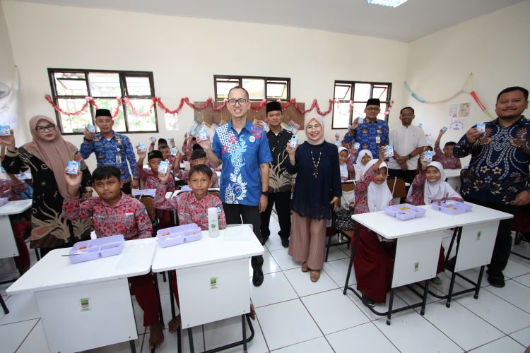 Program uji coba makan bergizi yang digagas Frisian Flag Indonesia bersama Indonesia Food Security Review (IFSR), Pusat Kajian Gizi dan Kesehatan Fakultas Kesehatan Masyarakat Universitas Indonesia (PKGK FKM UI) dan mitra lainnya memastikan menu yang disajikan dengan harga ideal yaitu Rp15.000 per porsi mampu memenuhi kebutuhan gizi harian anak. Program uji coba di wilayah Cikarang, Kabupaten Bekasi yang melibatkan lebih dari 2.000 siswa ini juga menemukan bahwa susu menjadi komponen menu paling disukai, dilanjutkan buah dan puding, nasi, lauk hewani, dan sayur.