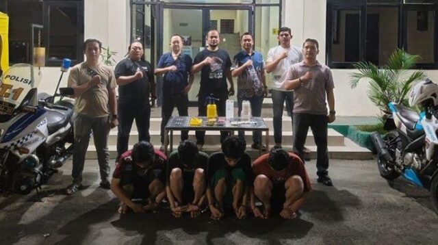 Lima orang diringkus Unit Reskrim Polsek Tambun Selatan karena nekat memproduksi dan mengedarkan narkoba jenis tembakau sintetis atau sinte.