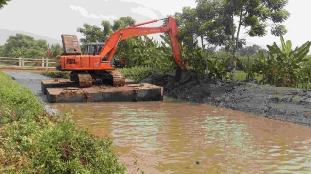 Satu unit alat berat berupa excavator diturunkan untuk menambal titik tanggul irigasi BKG 29 yang jebol di Kp. Cecendet Desa Sumbereja Kecamatan Pebayuran, Kabupaten Bekasi.