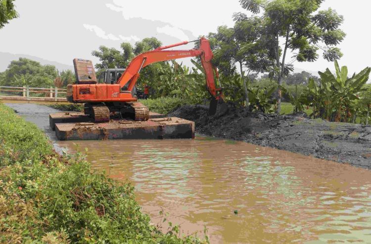 Satu unit alat berat berupa excavator diturunkan untuk menambal titik tanggul irigasi BKG 29 yang jebol di Kp. Cecendet Desa Sumbereja Kecamatan Pebayuran, Kabupaten Bekasi.