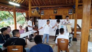 Dua dari tiga pasangan calon (paslon) Bupati dan Wakil Bupati di Pilkada Kabupaten Bekasi saling klaim kemenangan atau memperoleh suara terbanyak. Democracy and Electoral Empowerment Partnership (DEEP) Kabupaten Bekasi  mengimbau masyarakat tunggu hasil resmi KPU