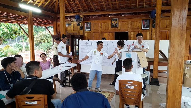 Dua dari tiga pasangan calon (paslon) Bupati dan Wakil Bupati di Pilkada Kabupaten Bekasi saling klaim kemenangan atau memperoleh suara terbanyak. Democracy and Electoral Empowerment Partnership (DEEP) Kabupaten Bekasi  mengimbau masyarakat tunggu hasil resmi KPU