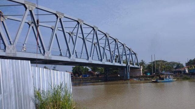 Progres jembatan ‘buntung’ Muaragembong yang menghubungkan Desa Pantai Mekar dan Desa Pantai Bakti hampir rampung dan sudah mencapai 80 persen