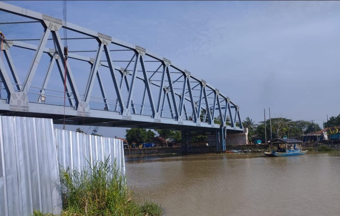 Progres jembatan ‘buntung’ Muaragembong yang menghubungkan Desa Pantai Mekar dan Desa Pantai Bakti hampir rampung dan sudah mencapai 80 persen