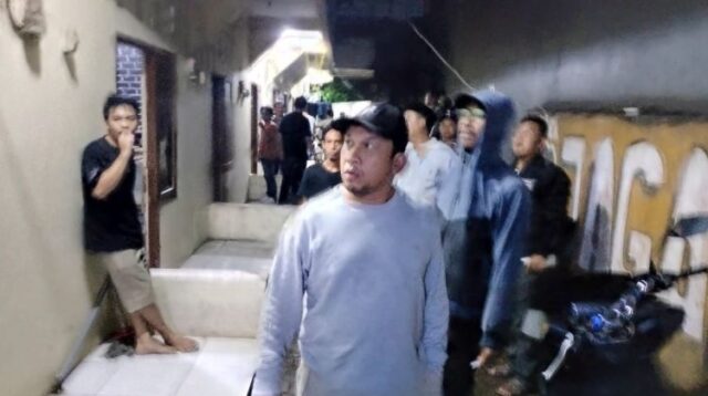 Puluhan rumah kos atau kontrakan di Desa Ciantra, Kecamatan Cikarang Selatan dirazia lantaran diduga kerap dijadikan tempat Open BO alias prostitusi digital dan praktik mesum remaja.