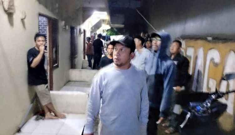 Puluhan rumah kos atau kontrakan di Desa Ciantra, Kecamatan Cikarang Selatan dirazia lantaran diduga kerap dijadikan tempat Open BO alias prostitusi digital dan praktik mesum remaja.