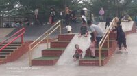 Sejumlah warga memadati Sirkuit Skateboard Stadion wibawamukti Cikarang. Namun sayangny, masih banyak diantara mereka yang menganggap sirkuit sebagai tempat rekreasi hingga  tempat perosotan bagi anak-anak layaknya arena bermain anak di Taman Sehati.