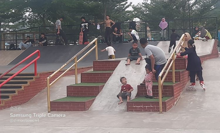 Sejumlah warga memadati Sirkuit Skateboard Stadion wibawamukti Cikarang. Namun sayangny, masih banyak diantara mereka yang menganggap sirkuit sebagai tempat rekreasi hingga  tempat perosotan bagi anak-anak layaknya arena bermain anak di Taman Sehati.