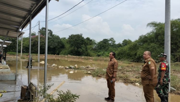 Camat Serang Baru, Deny Mulyadi bersama Kepala Desa Jayasampurna, Mukhsin saat melakukan monitoring pasca bencana banjir yang merendam puluhan rumah di Perumahan The Althera Hill, Selasa (19/11).