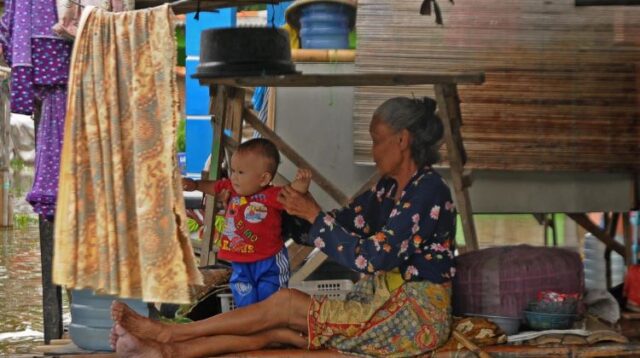 Dinas Sosial Kabupaten Bekasi pastikan tidak ada bantuan sosial yang dicairkan dalam waktu dekat. Itu seiring dengan adanya arahan dari Pemerintah Pusat yang menunda pencairan bantuan sosial hingga selesai pelaksanaan Pemilihan Kepala Daerah (Pilkada) serentak 2024.