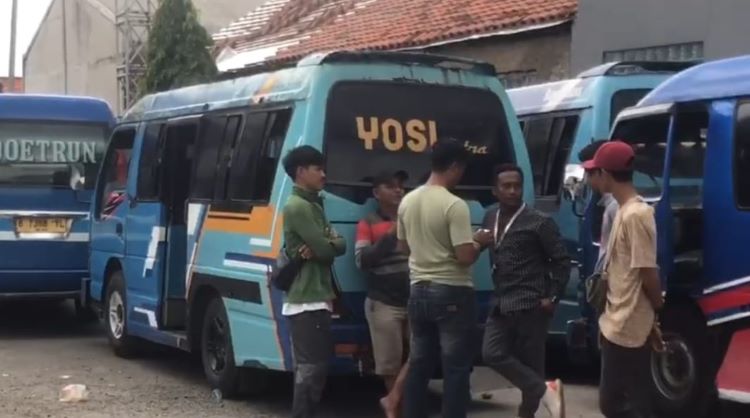 Para sopir angkutan umum Elf K01A Bekasi – Cikarang khawatir dengan beroperasinya bus Trans Wibawamukti. Mereka pesimis dengan nasib, karena terancam kehilangan potensi penumpang.