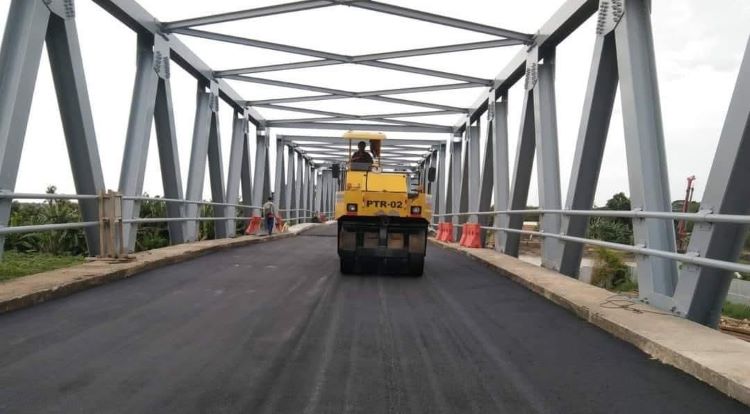 Hampir rampung! Progres jembatan ‘buntung’ Muaragembong, yang menghubungkan Desa Pantai Mekar dan Desa Pantai Bakti yang masuk dalam APBD Kabupaten Bekasi 2024 masuki tahap pengaspalan.