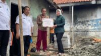 Dinas Perumahan Rakyat, Kawasan Permukiman dan Pertanahan (Disperkimtan) bersinergi dengan Kejaksaan Negeri Kabupaten Bekasi menyerahkan bantuan rumah tidak layak huni (rutilahu) kepada puluhan penerima manfaat di Kampung Sukamantri, Desa Sukakarya, Kecamatan Karangbahagia.