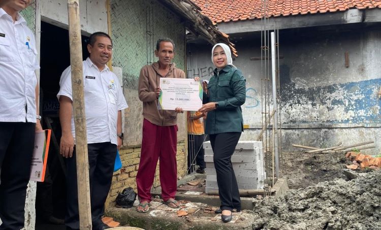 Dinas Perumahan Rakyat, Kawasan Permukiman dan Pertanahan (Disperkimtan) bersinergi dengan Kejaksaan Negeri Kabupaten Bekasi menyerahkan bantuan rumah tidak layak huni (rutilahu) kepada puluhan penerima manfaat di Kampung Sukamantri, Desa Sukakarya, Kecamatan Karangbahagia.