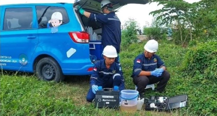 pemantauan kualitas dan mutu air di aliran Kali Gempol Payung di Kecamatan Sukakarya dan Kali Gombang di Kecamatan Sukawangi oleh UPTD Laboratorium Lingkungan Dinas Lingkungan Hidup Kabupaten Bekasi.