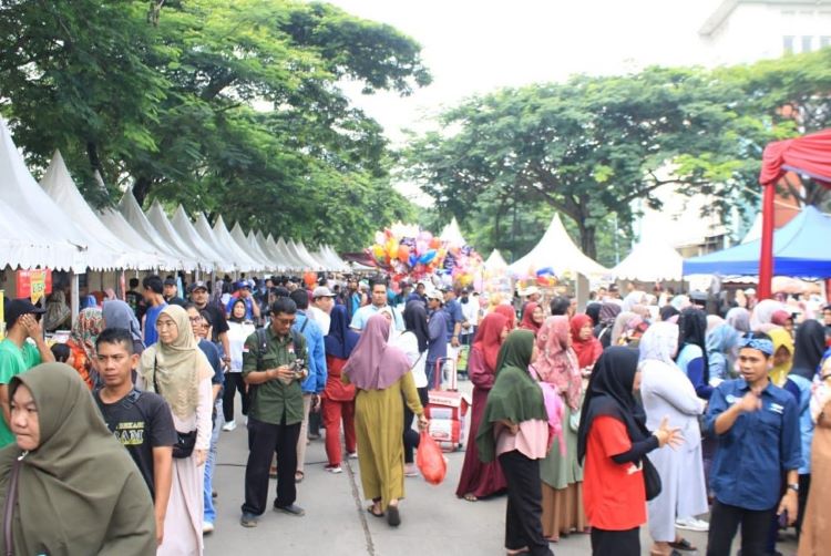 Pemerintah Kabupaten (Pemkab) Bekasi memfasilitasi promosi untuk berbagai produk usaha mikro, kecil, dan menengah (UMKM) agar semakin dikenal konsumen melalui kegiatan Berkolaborasi dan Terus Melayani (BOTRAM).