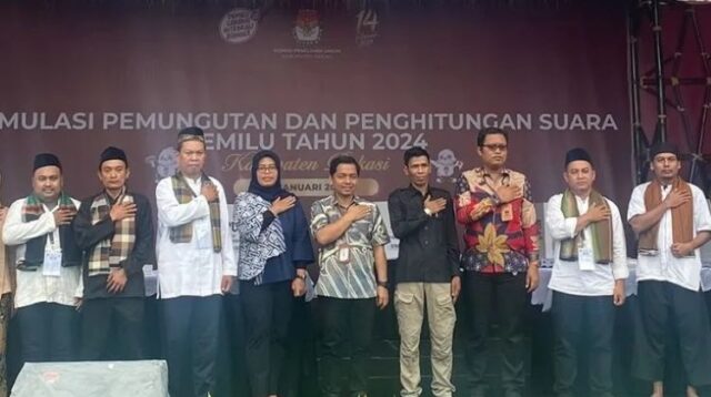 Ketua KPU Jawa Barat, Ummi Wahyuni (keempat dari kiri) saat menghadiri serta membuka kegiatan Simulasi Pemungutan dan Perhitungan Suara Pemilu Tahun 2024 di Kabupaten Bekasi, Rabu (31/01) lalu.