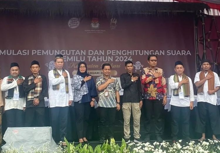 Ketua KPU Jawa Barat, Ummi Wahyuni (keempat dari kiri) saat menghadiri serta membuka kegiatan Simulasi Pemungutan dan Perhitungan Suara Pemilu Tahun 2024 di Kabupaten Bekasi, Rabu (31/01) lalu.