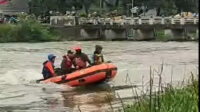 Tim SAR Gabungan lakukan pencarian terhadap AS (18) warga Kampung Pasirlimus RT 05 RW 03, Desa Wangunharja, Kecamatan Cikarang Utara, Kabupaten Bekasi yang dikabarkan hanyut terbawa arus sungai Kalimalang, Selasa (17/12).