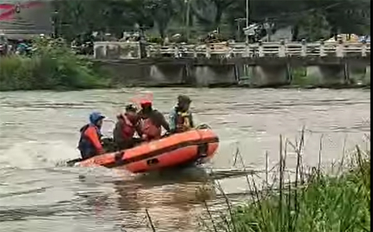 Tim SAR Gabungan lakukan pencarian terhadap AS (18) warga Kampung Pasirlimus RT 05 RW 03, Desa Wangunharja, Kecamatan Cikarang Utara, Kabupaten Bekasi yang dikabarkan hanyut terbawa arus sungai Kalimalang, Selasa (17/12).