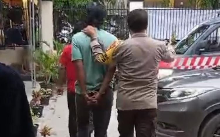 Seorang pria berinisial JD (46) di Desa Banjarsari, Kecamatan Sukatani diduga tega menjadikan anak kandung sebagai sasaran pelampiasan nafsu birahinya. Akibat perbuatannya dia harus berurusan dengan pihak kepolisian.