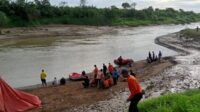 Proses pencarian oleh Tim SAR Gabungan terhadap AMZ (7) yang dilaporkan hilang tenggelam di Sungai Citarum Kampung Teluk Haur Desa Karanghaur Kecamatan Pebayuran Kabupaten Bekasi, pada Minggu (29/12) sore.