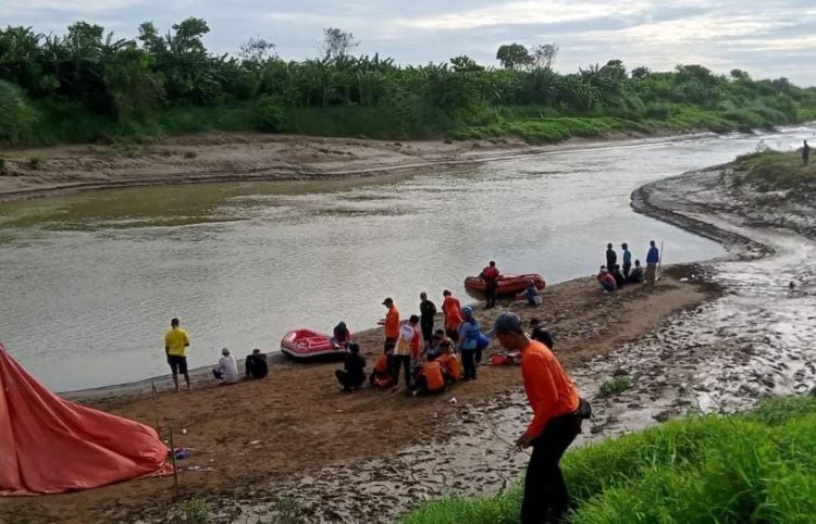 Proses pencarian oleh Tim SAR Gabungan terhadap AMZ (7) yang dilaporkan hilang tenggelam di Sungai Citarum Kampung Teluk Haur Desa Karanghaur Kecamatan Pebayuran Kabupaten Bekasi, pada Minggu (29/12) sore.