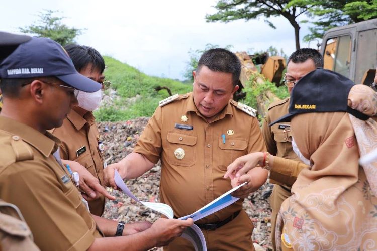 Pj. Bupati Bekasi, Dedy Supriyadi saat melihat skema pengelolaan TPA Burangkeng sebahagai tindaklanjut arahan Kemenetrian Lingkungan Hidup di TPA Burangkeng,