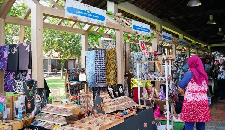 Industri kerajinan tangan Kabupaten Bekasi saat mejeng di Pameran Pasar Minggon Industri dan Perdagangan (Pasamoan) yang mengusung tema “Wastra Goes To Global”, bertempat di Bale Pare, Kota Baru Parahyangan, Kabupaten Bandung Barat beberapa waktu lalu.