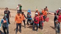 Seorang bocah berinisial AMZ (7) asal Pebayuran, Kabupaten Bekasi yang  tenggelam di Sungai Citarum ditemukan pada Senin (30/12) siang. Korban ditemukan Tim SAR Gabungan sudah tidak bernyawa sekitar 300 meter dari lokasi tenggelam.