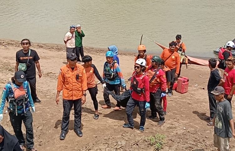 Seorang bocah berinisial AMZ (7) asal Pebayuran, Kabupaten Bekasi yang  tenggelam di Sungai Citarum ditemukan pada Senin (30/12) siang. Korban ditemukan Tim SAR Gabungan sudah tidak bernyawa sekitar 300 meter dari lokasi tenggelam.