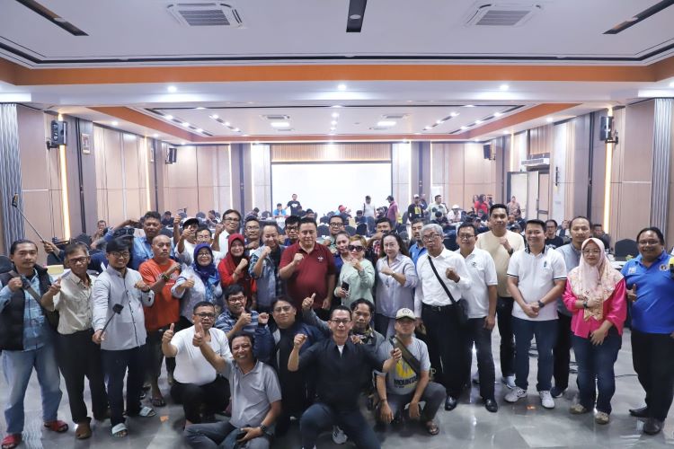 Pj Bupati Bekasi Dedy Supriyadi didampingi Kepala Diskominfosantik Yan Yan Akhmad Kurnia, Sekretaris Dinas Kominfosantik, Eko Suparyadi dan Kepala Bidang IKP, Rhamdan Nurul Ikhsan, menghadiri acara Media Gathering bersama insan pers yang digelar oleh Diskominfosantik Kabupaten Bekasi di Sabda Alam Resort Jl. Raya Cipanas Kabupaten Garut, pada Kamis dan Jumat, 12-13 Desember 2024