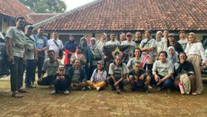 Komunitas Historika Bekasi dan puluhan peserta Jelajah Kota Tua Cikarang foto versama di bekas Kantor Kawedanaan Cikarang yang sekarang di fungsikan sebagai Perpustakaan Daerah, Rabu (25/12)