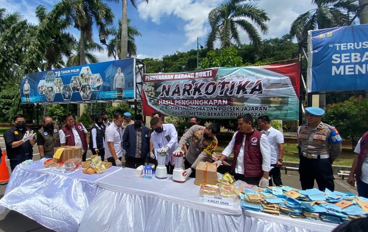 Pemusnahan barang bukti narkoba seberat 4,4 kilogram jenis sabu dan 6.4 kilogram jenis ganja di halaman Polres Metro Bekasi, Cikarang Utara, Kabupaten Bekasi.