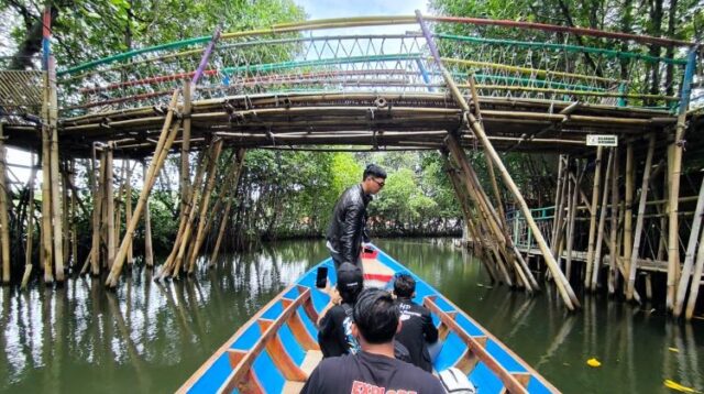 Ekowisata Sunge Jingkem di Kampung Sembilangan, Desa Huripjaya, Kecamatan Babelan, Kabupaten Bekasi, pernah menjadi primadona wisata dengan pesona hutan mangrove yang rimbun dan air sungai yang jernih.