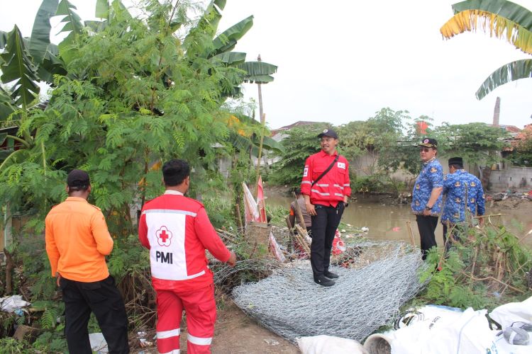 Ratusan warga di Kp. Elo Wates RT 002 RW 001, Desa Sukamanah, Kecamatan Sukatani masih was-was banjir kembali terjadi. Terlebih tanggul Kali Cikarang yang jebol beberapa waktu lalu baru mendapat perbaikan sementara.