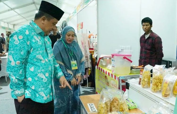 Pemerintah Kabupaten (Pemkab) Bekasi intens mendampingi para pelaku UMKM mempercepat naik kelas baik dari sisi skala usaha hingga pangsa pasar.