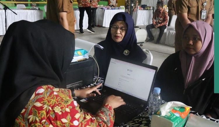 Layanan legalitas usaha pembuatan Nomor Induk Berusaha (NIB), sertifikat halal, sertifikat Produk Industri Rumah Tangga (PIRT) dan Standar Nasional Indonesia (SNI) bagi pelaku usaha kecil (UMKM) pada program Road to Gebyar Pelayanan Terpadu di UPTD Pasar Tambun, Jl. Sultan Hasanudin, Tambun Selatan, Kabupaten Bekasi.