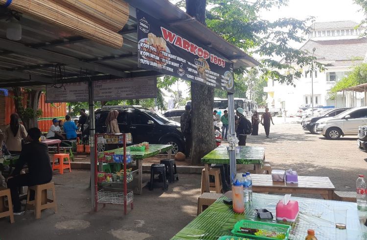 Pedagang mengeluhkan banyaknya pelanggan yang mengambil jajanan namun tak membayar di acara peluncuran layanan transportasi publik Bus Trans Wibawamukti yang digelar di Museum Gedung Juang, Jl. Sultan Hasanudin Tambun Selatan, Minggu (01/12).