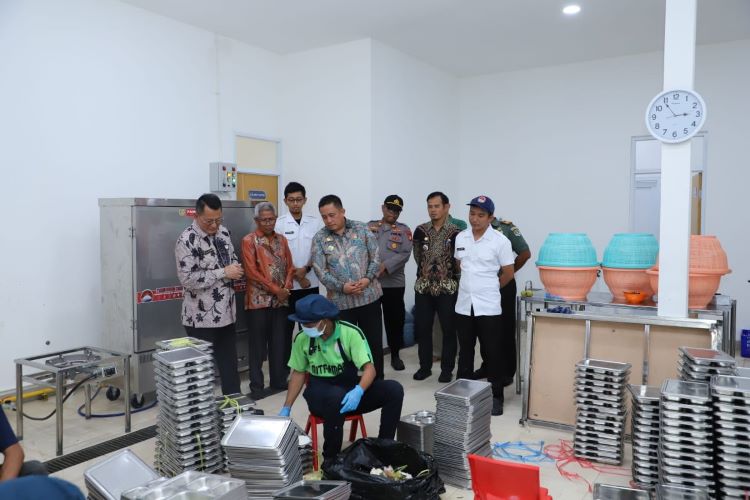 Deputi Bidang Pelayanan Publik Kementerian Pendayagunaan Aparatur Negara dan Reformasi Birokrasi (PANRB) Otok Kuswandaru meninjau dapur umum Makan Bergizi Gratis (MBG) yang dikelola Satuan Pelayanan Pemenuhan Gizi (SPPG) Kecamatan Pebayuran, Kabupaten Bekasi, Kamis (09/01).