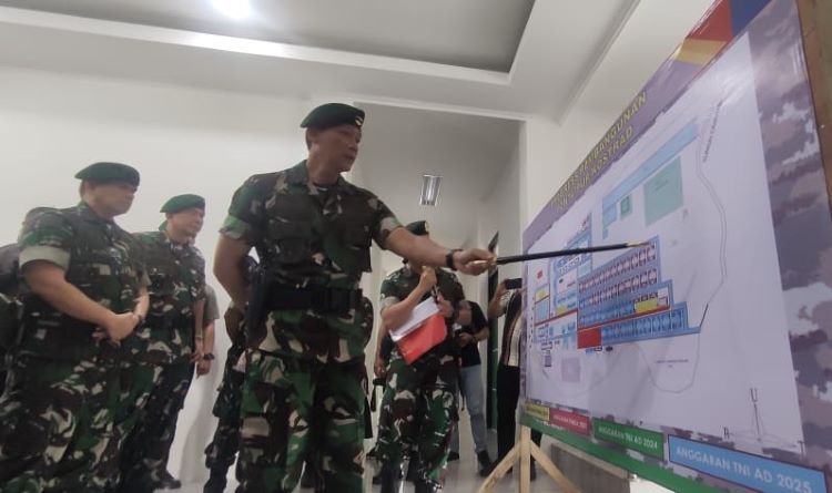 Panglima Komando Strategis Angkatan Darat (Pangkostrad), Letnan Jendral Mohammad Fadjar meninjau lokasi pembangunan markas Batalyon Pengintai Tempur (Yontaipur) Kostrad Tahap I di Desa Serang, Kecamatan Cikarang Selatan, Kabupaten Bekasi