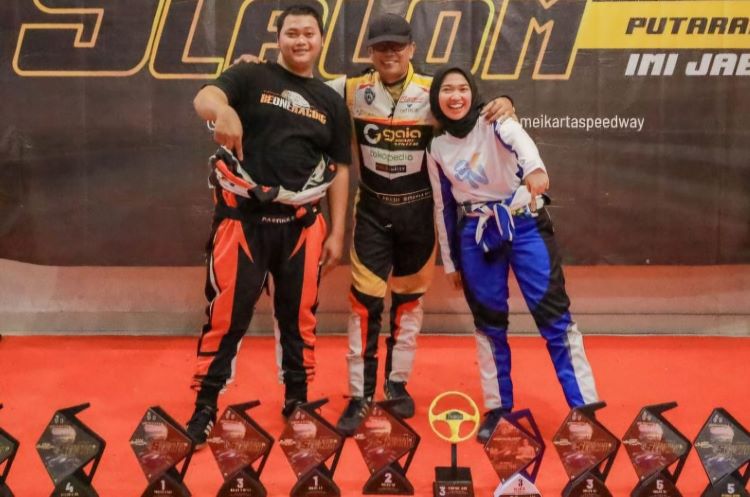 Sarah Naz (23) mengukir prestasi gemilang saat menjalani debut dunia balap di kejuaraan bergengsi level nasional.