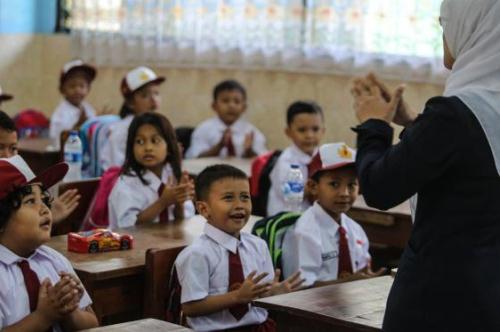 Menteri Pendidikan Dasar dan Menengah (Mendikdasmen), Abdul Mu'ti, secara tegas membantah adanya kebijakan pemerintah yang menetapkan libur penuh selama bulan Ramadan. Beliau menegaskan bahwa istilah yang tepat bukanlah "libur Ramadan," melainkan "pembelajaran di bulan Ramadan."