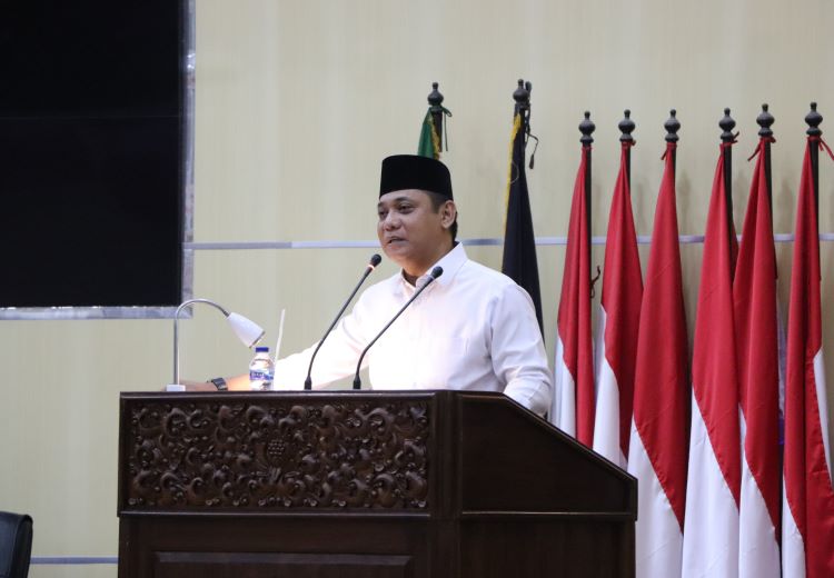 Wakil Bupati Bekasi terpilih, Asep Surya Atmaja, menyampaikan permohonan maaf atas ketidakhadiran Bupati Ade Kuswara Kunang. Ketidakhadiran tersebut dikarenakan adanya agenda lain yang bertepatan dengan peringatan ulang tahun PDI Perjuangan.