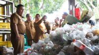 Pj Bupati Bekasi, Dedy Supriyadi, melakukan kunjungan ke komunitas Masyarakat Peduli Lingkungan (MasDul) yang berada di Perumahan Telaga Murni, Kecamatan Cikarang Barat, Kabupaten Bekasi pada Senin, 13 Januari 2025.