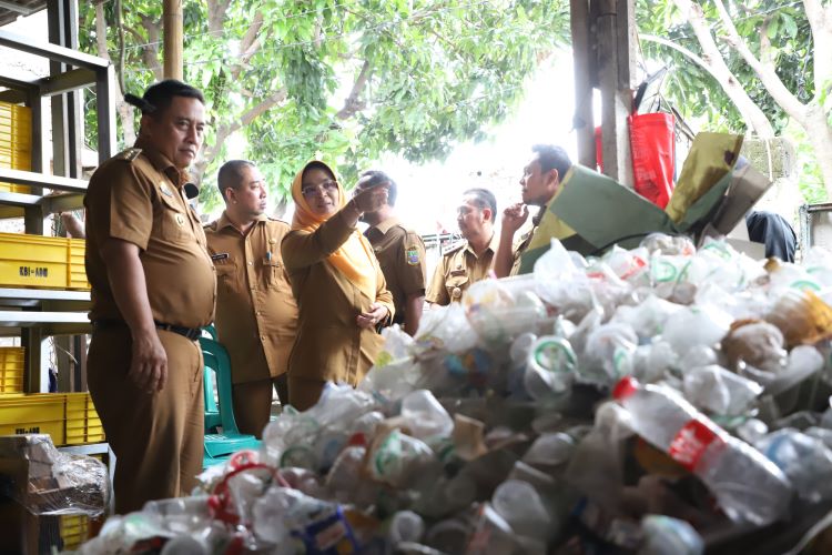 Pj Bupati Bekasi, Dedy Supriyadi, melakukan kunjungan ke komunitas Masyarakat Peduli Lingkungan (MasDul) yang berada di Perumahan Telaga Murni, Kecamatan Cikarang Barat, Kabupaten Bekasi pada Senin, 13 Januari 2025.