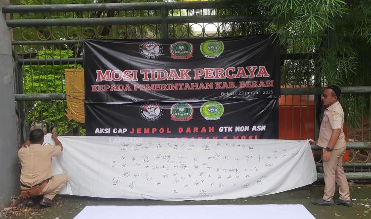 Ratusan guru agama islam honorer di Kabupaten Bekasi menggelar aksi cap jempol darah sebagai bentuk protes lantaran batal menjadi PPPK. Aksi protes ini dilakukan di Kompleks Perkantoran Pemerintah Kabupaten Bekasi, Kamis 23 Januari 2025.