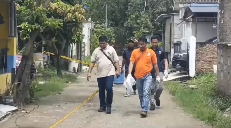 Mantan aktor laga, Sandy Permana (46) yang pernah dikenal melalui perannya sebagai Arya Soma dalam sinetron Misteri Gunung Merapi 3, ditemukan tewas bersimbah darah di dekat kediamannya di Perumahan TNI-Polri Umum, RT 05 RW 08, Desa Cibarusah Jaya, Kecamatan Cibarusah, Kabupaten Bekasi, pada Minggu (12/01) pagi. Polisi langsung melakukan olah tempat kejadian perkara (TKP) serta memeriksa jasad korban setelah menerima laporan.